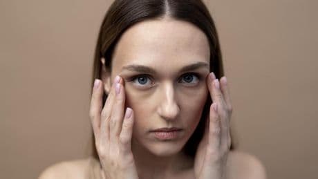 Rosa Roselló, directora de formación de Druni: “En verano la piel del contorno de ojos necesita un extra de hidratación y protección. El calor y la exposición solar aceleran la degradación del colágeno y favorecen la aparición de arrugas”