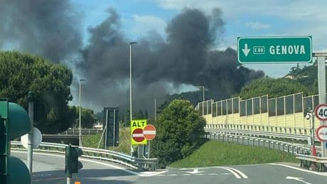Camion a fuoco sull’A10, autostrada chiusa con code e viabilità in tilt