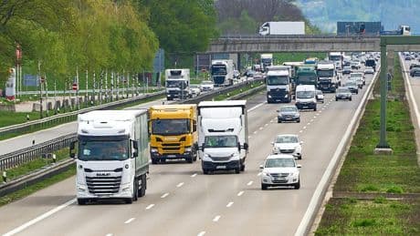 Wappnen für den Kriegsfall - Brummi-Branche sucht Tausende Frauen und Rentner