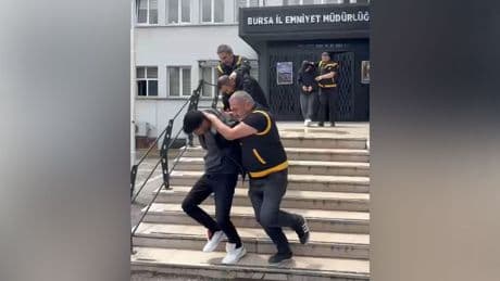 21 yaşındaki berber çırağını, kız kardeşleriyle arkadaşlık yaptığı için öldürmüşler