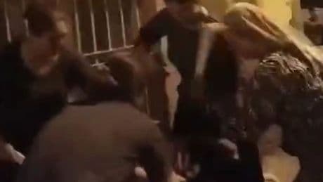 Gaziantep'te 4 kadın, sokakta oturan başka bir kadını sopalarla darp etti