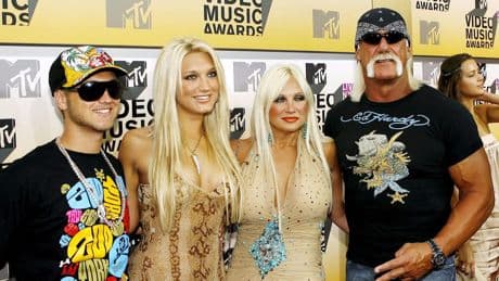 Dochter Brooke (37) bleef bewust weg bij uitvaart Hulk Hogan: ’Met de kinderen naar het strand’