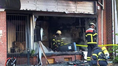 Notfälle: Mutmaßlicher Brandanschlag auf Kosmetikstudio