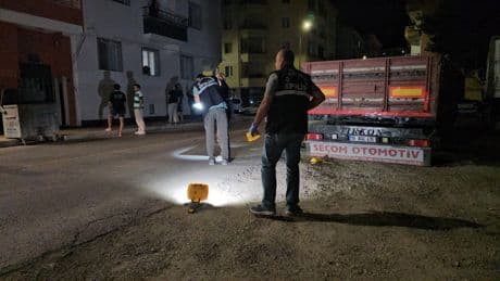 Çorum'da iki kadın bir apartmana pompalı tüfekle ateş açtı