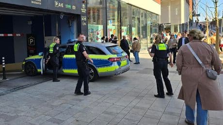 Polizeiblockade macht Chaos perfekt - Verkehrskollaps in Hamburg wegen Shoppingcenter