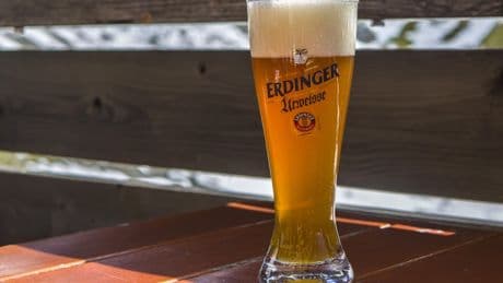Shitstorm für Erdinger wegen Werbevideo: In Bierlaune Gewalt gegen Frau relativiert