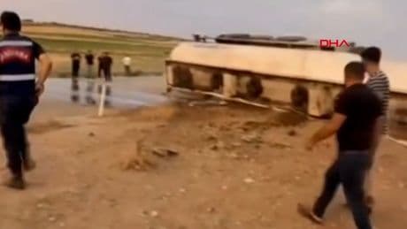 Mardin'de akaryakıt yüklü tanker devrildi: 2 yaralı