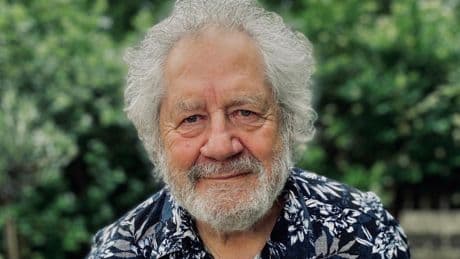 Acteur Chiem van Houweninge (84) pakt fraaie rol in Hollywoodfilm met Keanu Reeves: ’Dat míj dit op mijn leeftijd nog mag overkomen’