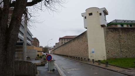 Import aus China: Frankreichs Polizei beschlagnahmt Mini-Handys hinter Gittern