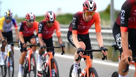 Pijn Thymen Arensman na val ’haast ondraaglijk’, schade Alessio Martinelli valt mee na duik in ravijn