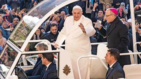 Pausmobiel van paus Franciscus voortaan ingezet als mobiele kliniek voor kinderen in Gaza