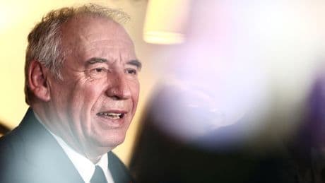 « Il ne va pas attendre qu’on le censure comme ça » : comment Bayrou veut reprendre la main