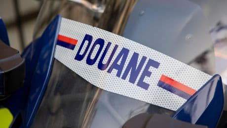 Jura : les douanes saisissent 20.000 maillots de football de contrefaçon