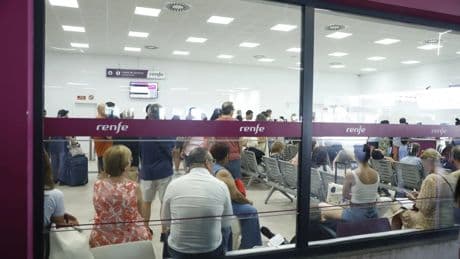 Comidas, hoteles, estaciones que no cierran... Renfe atiende a 33.000 afectados por el parón del AVE Madrid- Galicia con los incendios