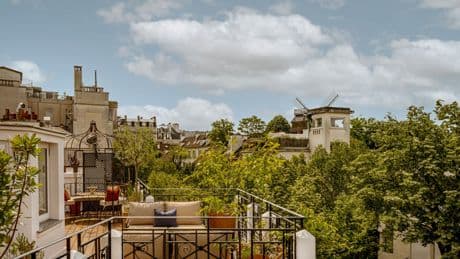 Montmartre, opérette et surréalisme : une maison hôtelière au sommet
