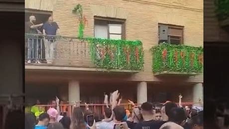 Un alcalde socialista les dice que &quot;le gusta la fruta&quot; a sus vecinos que cantaban &quot;Pedro Sánchez, hijo de puta&quot;