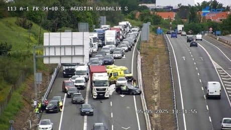 Accidente en la A-1: un choque múltiple con un camión implicado produce retenciones en el tráfico tras las lluvias