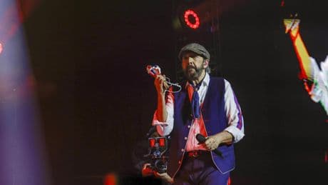 La lluvia obliga a suspender el concierto de Juan Luis Guerra en Sanxenxo: "8,25 por cada canción"