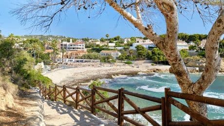 El pueblo que combina naturaleza, historia, cultura y calas espectaculares