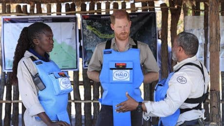 Prins Harry treedt met bezoek aan mijnenveld in Angola in voetsporen van moeder Diana
