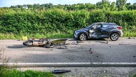Verkehrsunfall: Autofahrer missachtet Vorfahrt - Biker tot
