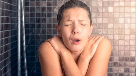 Nicht zu kalt: Deshalb sollten Sie trotz Hitze warm duschen und trinken