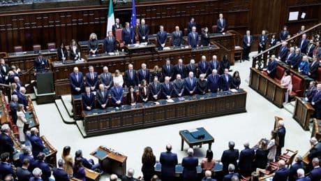 Meloni mise sur les funérailles du pape pour relancer le dialogue entre Trump et l’UE