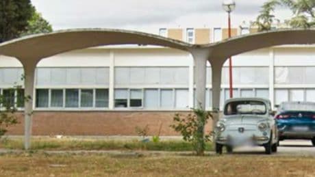El misterio de un icónico Seat 600 que lleva décadas aparcado frente a la Moncloa sin moverse