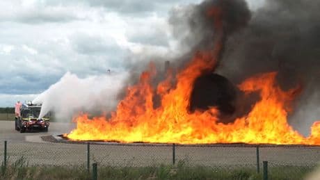 Übung in Berlin - Feuer am Flughafen, Retter im Einsatz