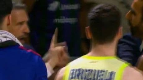 El tenso pique Navarro-Sada al final del Unicaja-Barça