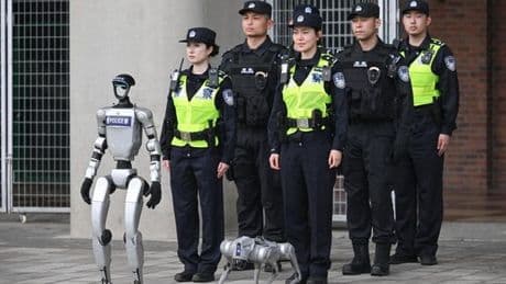 Chinas Roboter-Polizisten möchte man nicht im Dunkeln begegnen