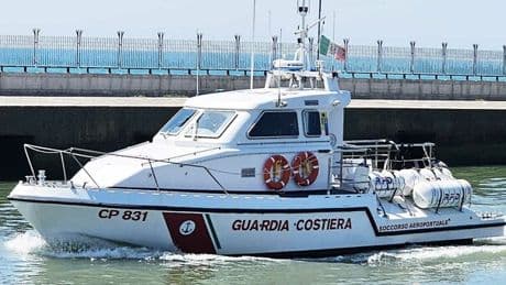 Ragazzo salva due persone in mare a Lido Estensi e muore