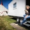Hans Klok verruilde luxe hotels voor ‘het simpele leven’ in een caravan: ‘Ik vind het heerlijk’