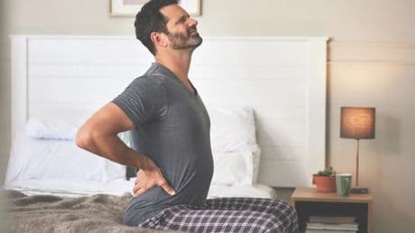¿Es efectivo dormir y sentarse en el suelo para aliviar el dolor de espalda?