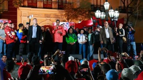 Maduro gana los comicios regionales y legislativos, y la oposición pide al Ejército "abrir el camino a la transición"