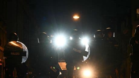 Mit Wasserwerfern muss die Polizei die Israelhasser in Schach halten