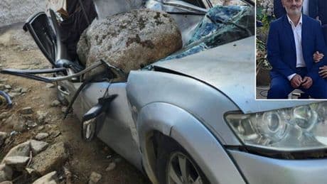 Araç hurdaya döndü... Yamaçtan kaya koptu!