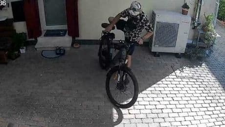 Ruba la bici elettrica, il proprietario pubblica il video sui social ma viene minacciato dal ladro: «Vi denuncio per diffamazione»
