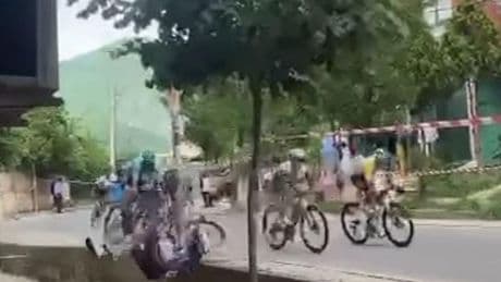 Nuevas imágenes de la caída de Mikel Landa en el Giro: así se vio de frente