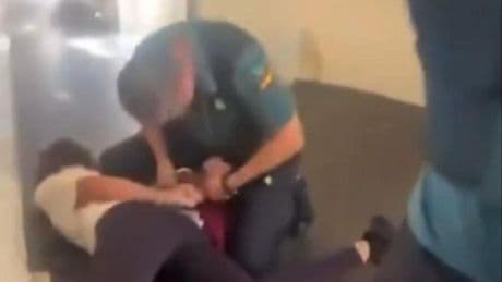 La Guardia Civil reduce a la directora de un coro de niños judíos e impide su vuelo: prensa israelí lo tilda de “antisemita”