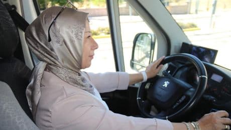 Önce liseyi bitirdi ardından direksiyonuna geçtiği servisle öğrenci taşımaya başladı