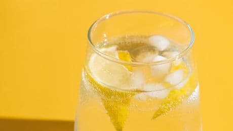 Warum Sie an heißen Tagen auf eiskalte Getränke verzichten sollten