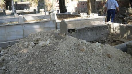 Mezarlığa dua etmeye gelenler şoke oldu! İstanbul'da dehşete düşüren manzara
