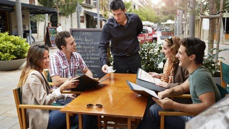 Qué significa que las personas ayuden los camareros a recoger la mesa, según la psicología