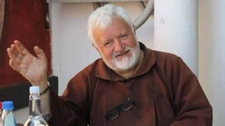 Padre Fedele Bisceglia morto, il "frate ultrà" del Cosenza aveva 87 anni. «Ha dedicato la sua vita agli ultimi»