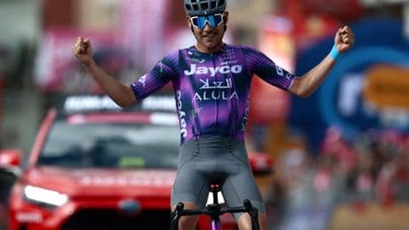 Ayuso da otro susto a Roglic en el día de la primera escapada exitosa del Giro en la que venció Plapp