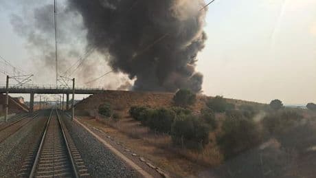 Suspendidos los trenes entre Madrid y Andalucía por un incendio en Toledo que "afecta" a la vía