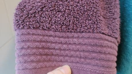 People Are Just Realising What The Non-Fluffy Stripes On Towels Are For, And I Had No Clue
