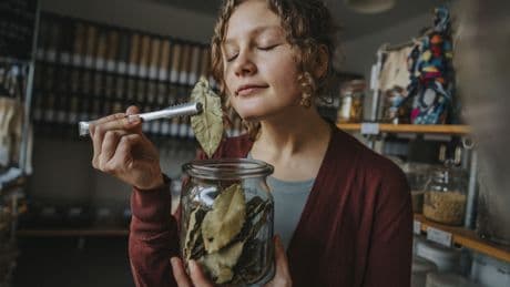 Lorbeerblätter in der Waschmaschine? Das macht Ihre Wäsche besser – und keiner redet darüber
