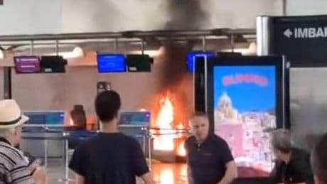Fuoco e martellate all'aeroporto. Un maliano semina il panico